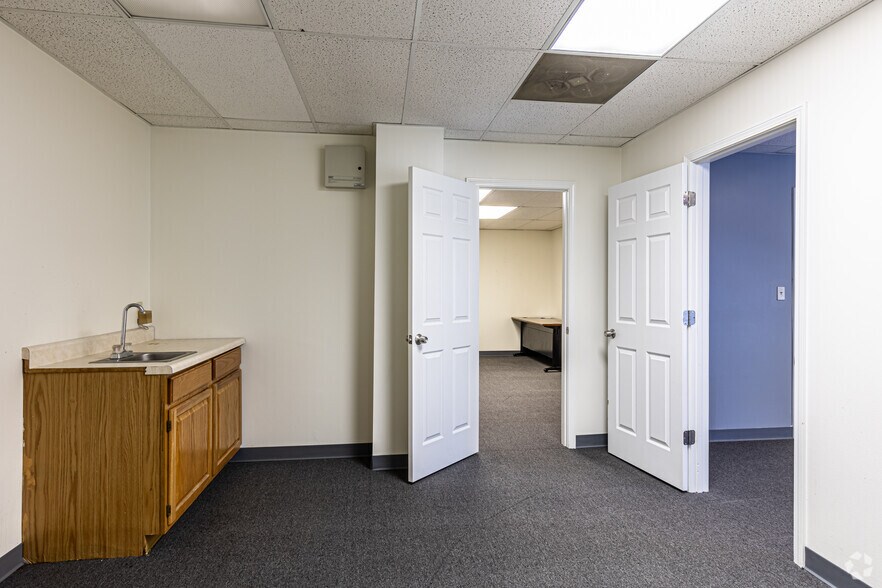 More Photos Of 3737 S Elizabeth St, Independence Office For Lease