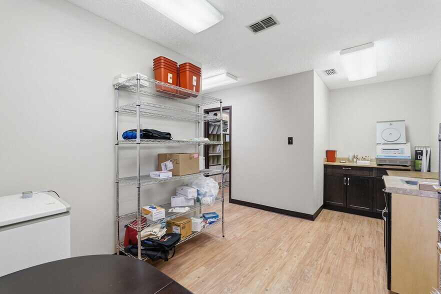 More Photos Of 516 Lakeview Rd, Clearwater Medical For Lease