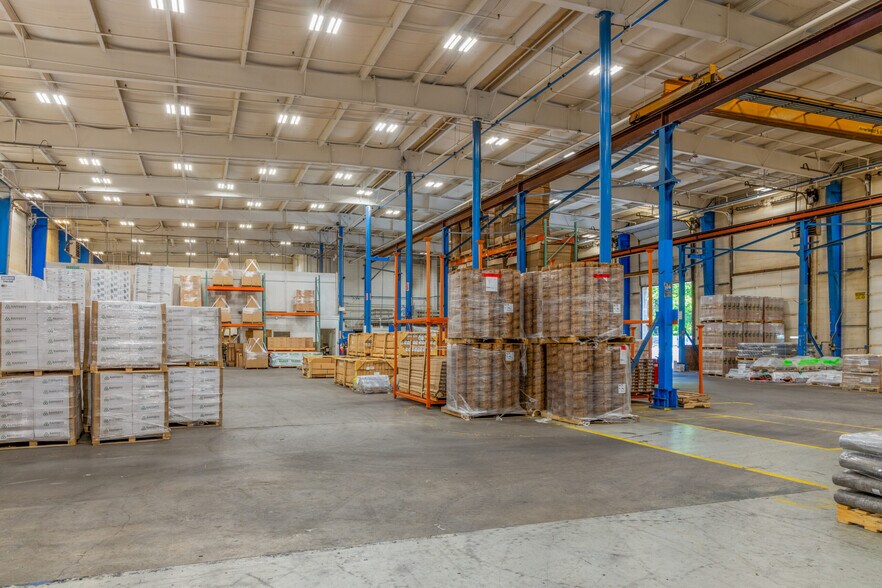 More Photos Of 44 Chocksett Rd, Sterling Warehouse For Lease