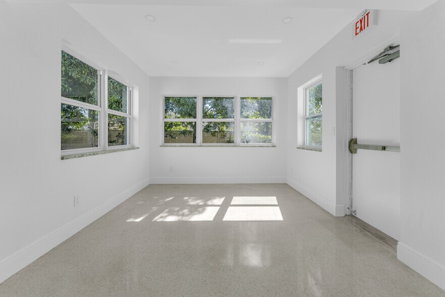 More Photos Of 5820 Sheridan St, Hollywood Office For Sale