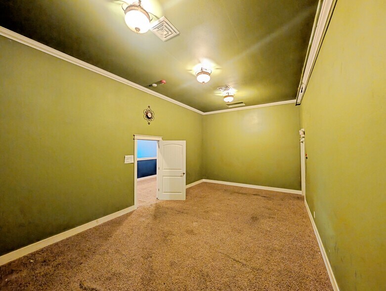 More Photos Of 30736 Highway 200, Ponderay Storefront Retail Office For Lease