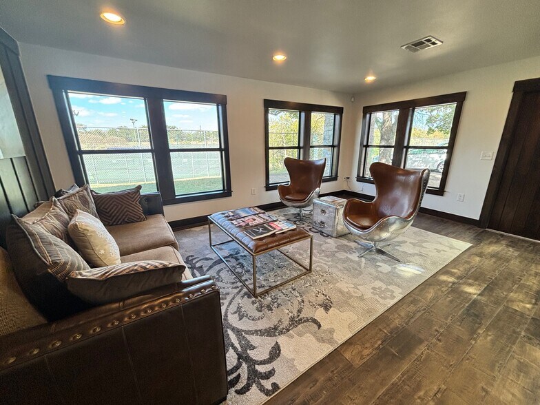 More Photos Of 302 Toledo Trl, Georgetown Office For Sale