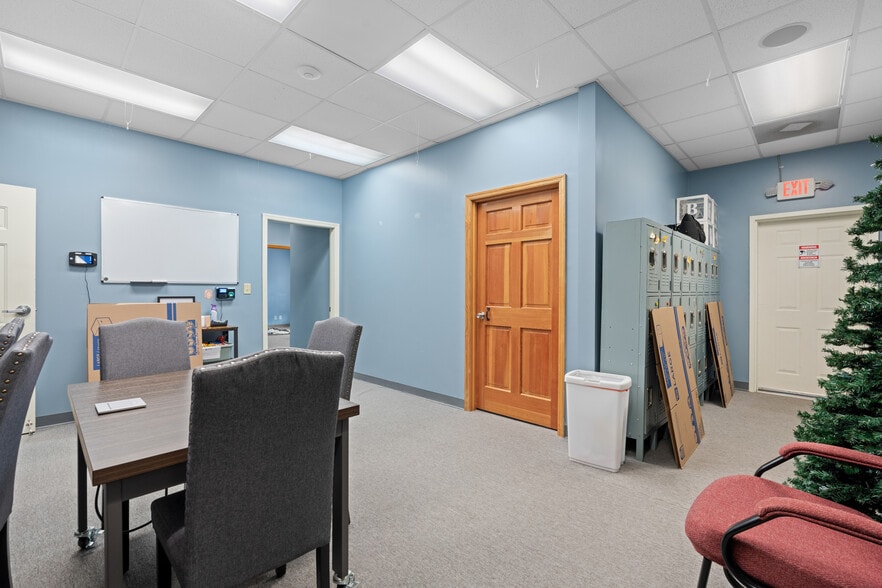 More Photos Of 1481 Dean Forest Rd, Savannah Medical For Lease