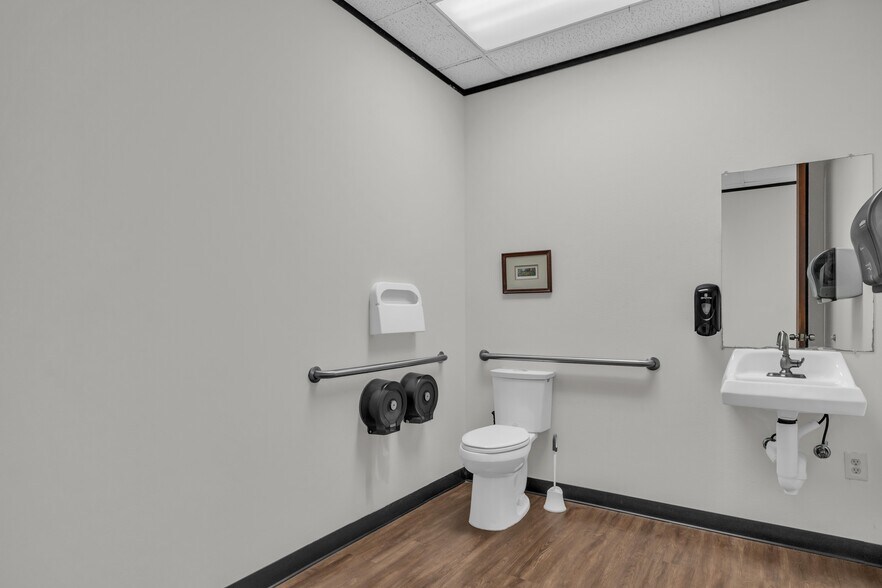 More Photos Of 310 E Davis St, Conroe Office For Sale