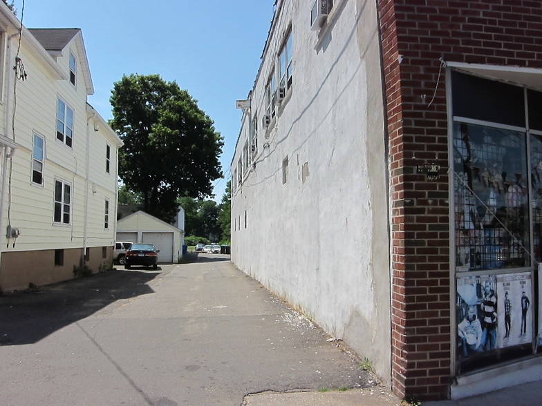 More Photos Of 715-717 Burnside Ave, East Hartford Freestanding For Lease