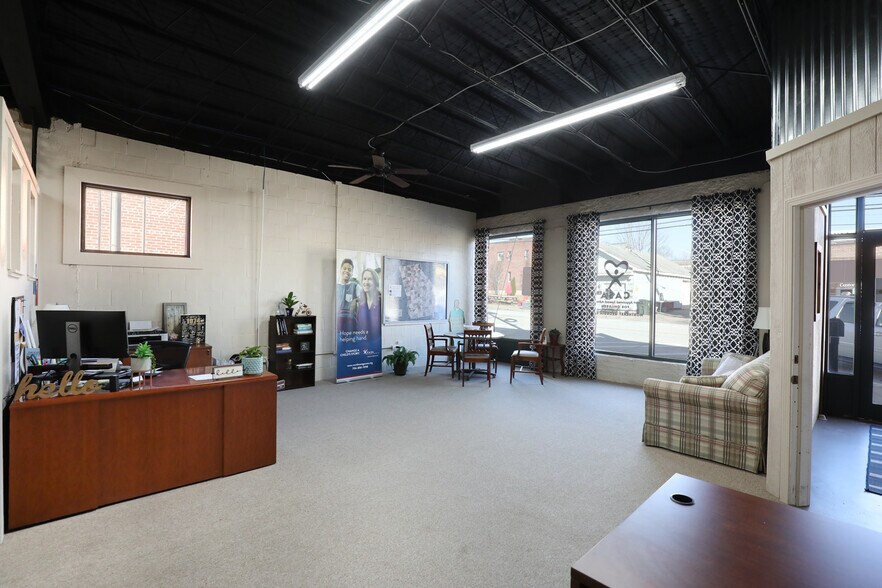 More Photos Of 18 W Currahee St, Toccoa Showroom For Sale