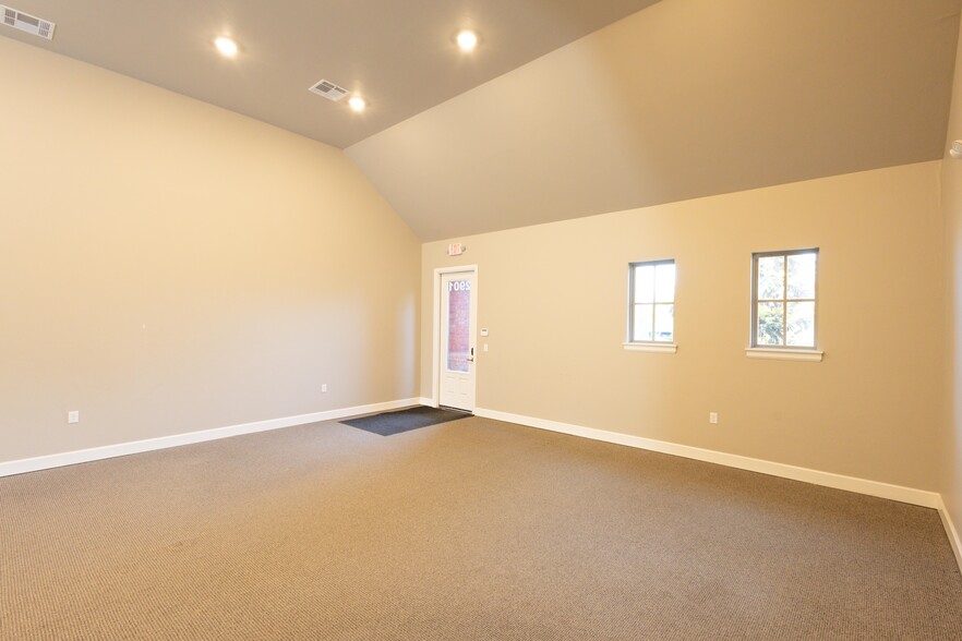 More Photos Of 2901 Fairfax Dr, Edmond Medical For Lease