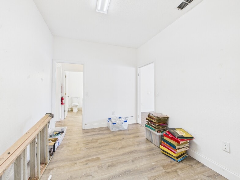 More Photos Of 1 Beverly Hills Blvd, Beverly Hills General Retail For Sale