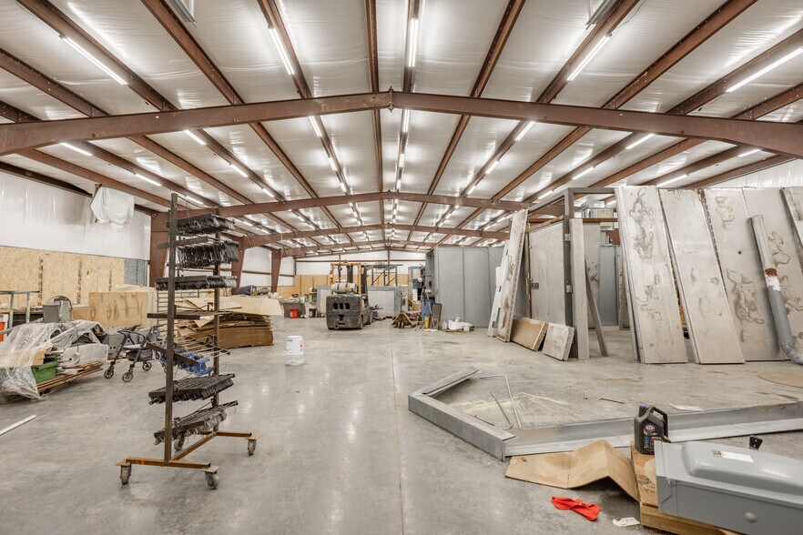 More Photos Of 3232 Tandy Rd, Fordland Industrial For Lease