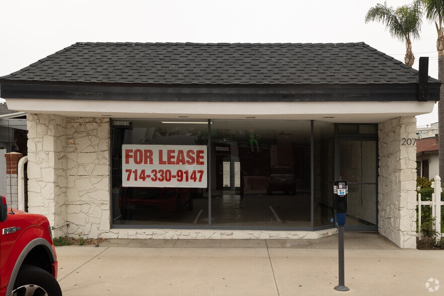 More Photos Of 207 5th St, Huntington Beach Storefront For Lease