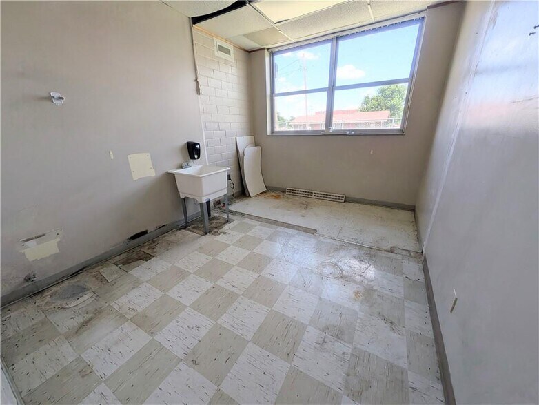 More Photos Of 910 New York St, Humboldt Freestanding For Sale