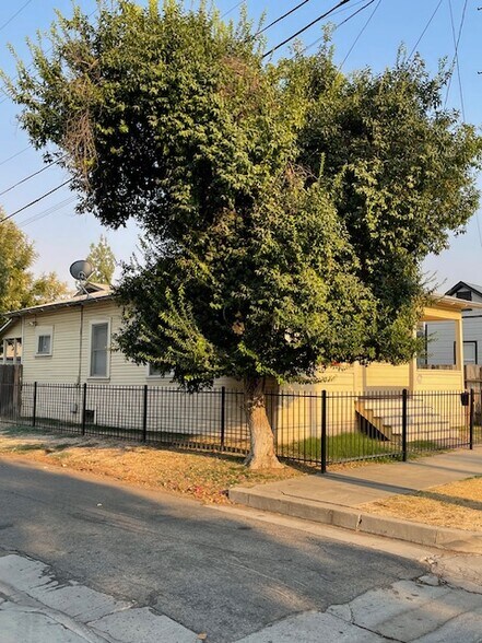 More Photos Of 1608 E St, Bakersfield Flex For Lease