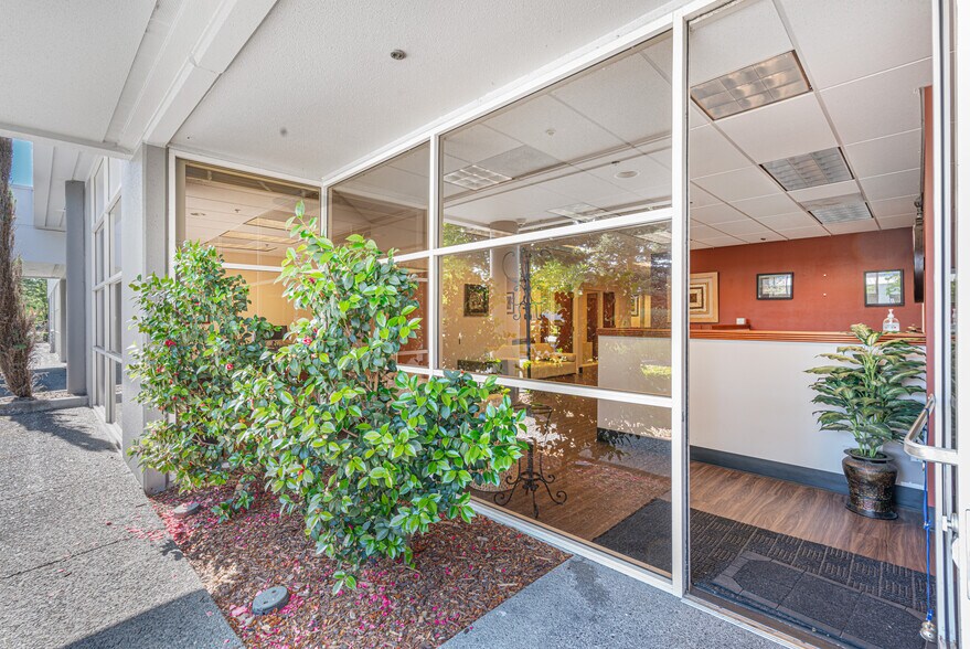 More Photos Of 737 Southpoint Blvd, Petaluma Research And Development For Sale