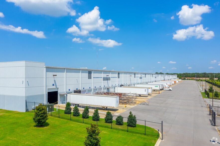 More Photos Of 100 Logistics Dr, Lebanon Distribution For Lease
