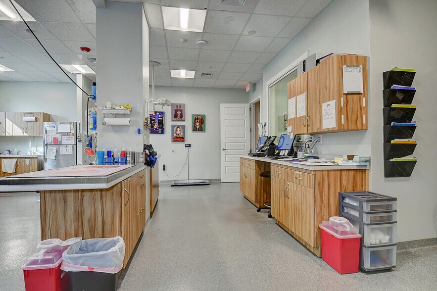 More Photos Of 9650 Shore Dr, Norfolk Veterinarian Kennel For Sale