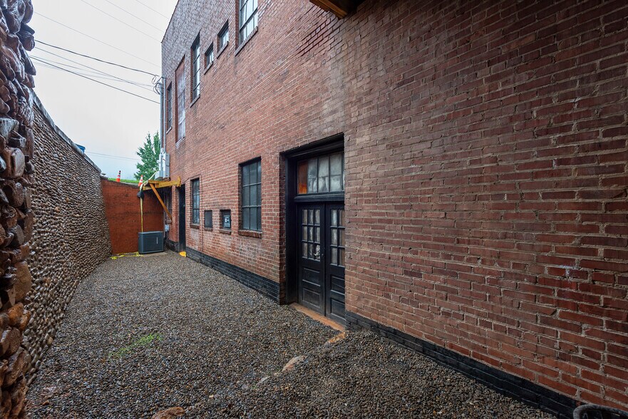 More Photos Of 34 N Logan St, Marion General Retail For Lease