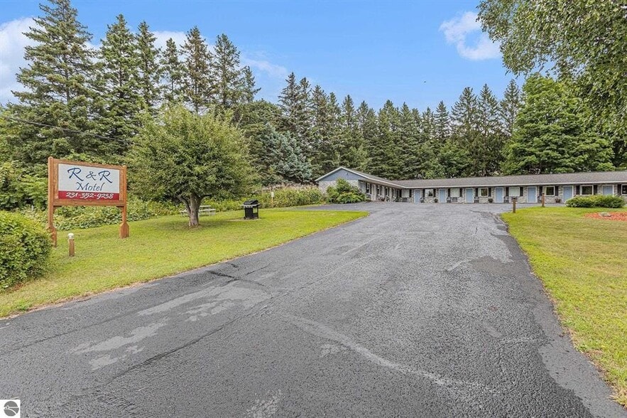 Primary Photo Of 541 Lake St, Frankfort Hotel For Sale