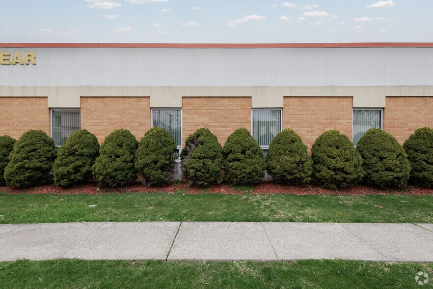 More Photos Of 15 Triangle Blvd, Carlstadt Warehouse For Lease