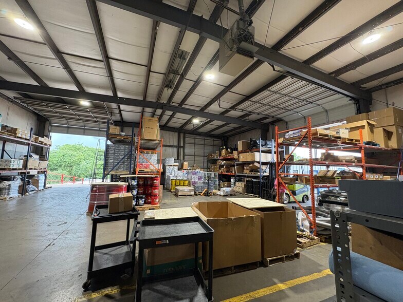 More Photos Of 3301 N I-35, Round Rock Auto Dealership For Lease