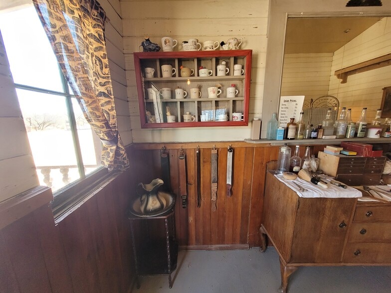 More Photos Of 331 W Rockspring Ln, Benson Movie Radio TVStudio For Sale