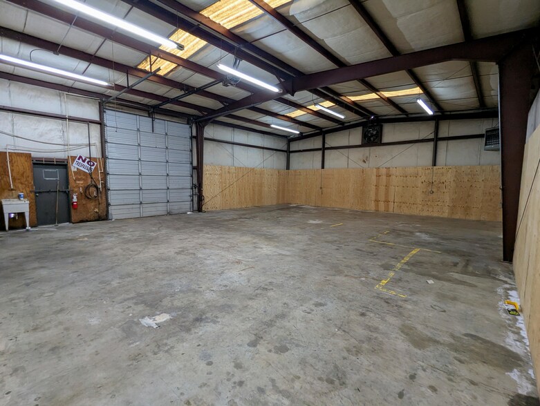More Photos Of 2988 Gillespie St, Fayetteville Light Distribution For Lease