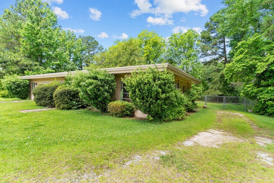 More Photos Of 3522 James B White Hwy, Whiteville Veterinarian Kennel For Sale