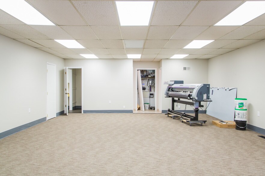 More Photos Of 10308 State Line Rd, Leawood Office For Lease