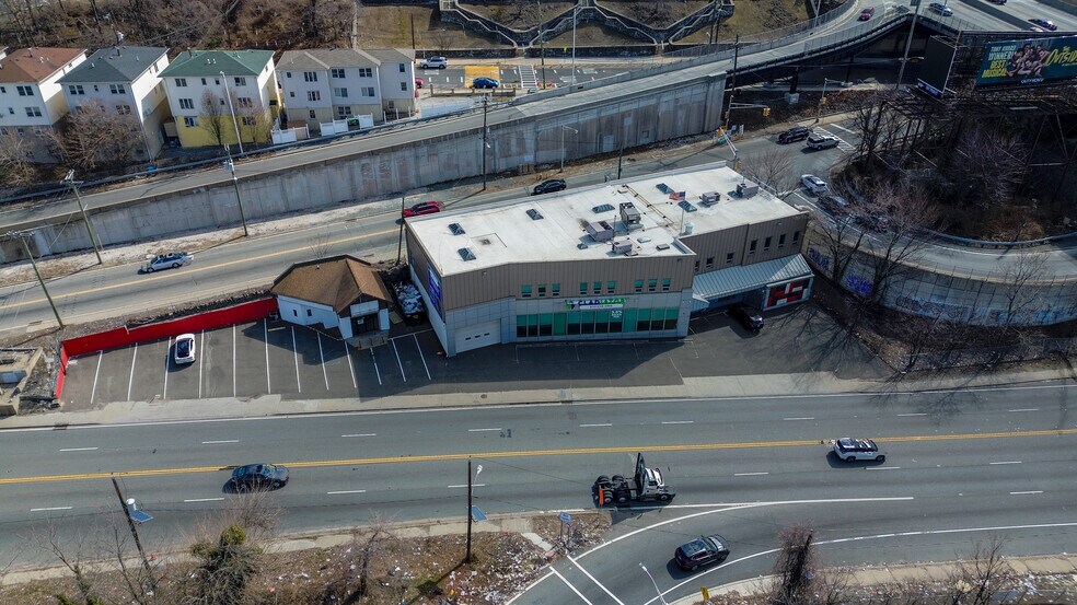 More Photos Of 3114 Tonnelle Ave, North Bergen Showroom For Lease