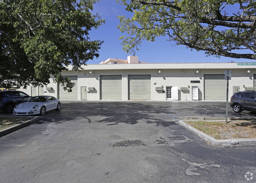 More Photos Of 2261-2299 NE 164th St, Aventura Warehouse For Lease