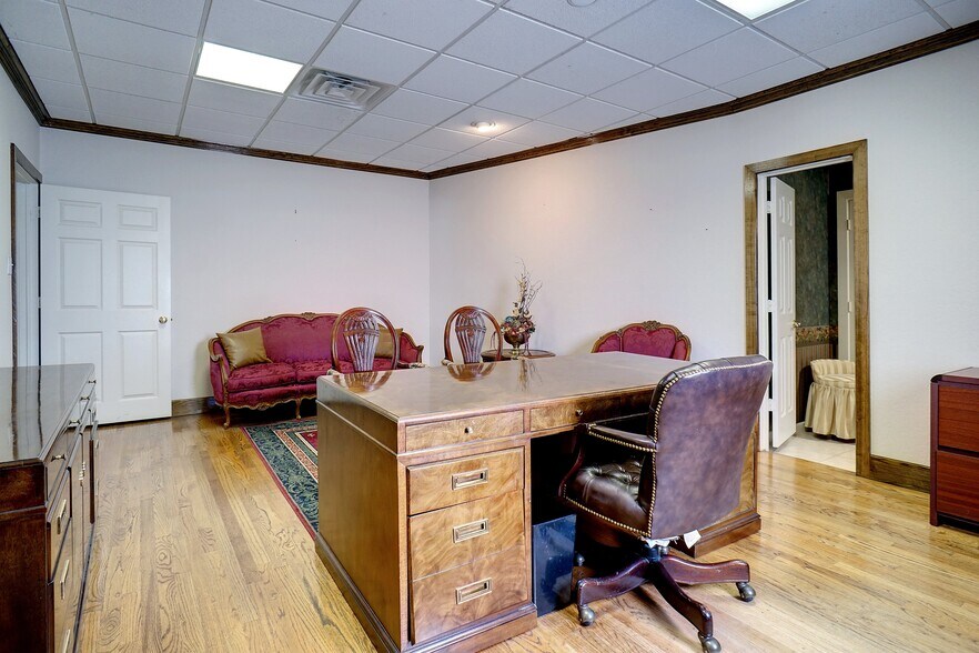 More Photos Of 1303 Northwest Hwy, Garland Office For Lease