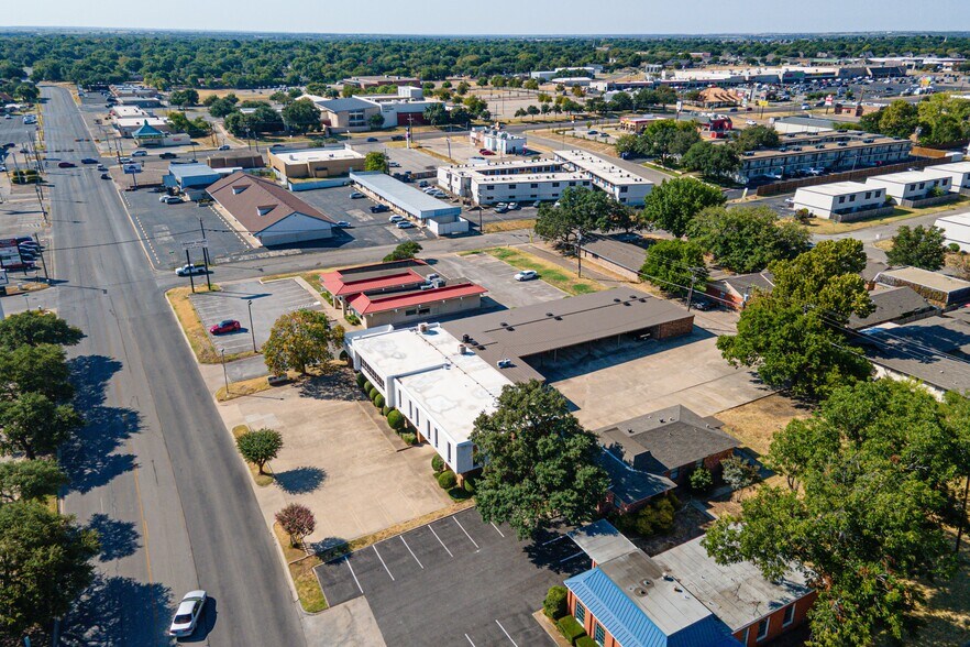 More Photos Of 207 N Ridgeway Dr, Cleburne Office For Sale
