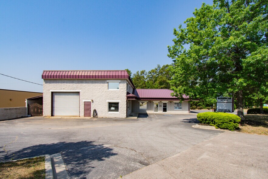 More Photos Of 117 Park Rd, Lexington Showroom For Sale