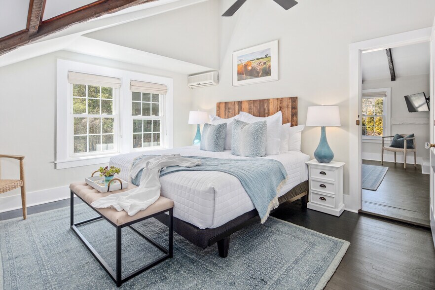 More Photos Of 90 Manaquayak Rd, West Tisbury Hotel For Sale