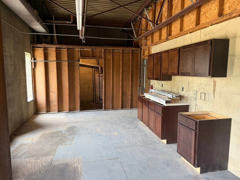 More Photos Of 42628 Executive Dr, Harrison Township Warehouse For Lease