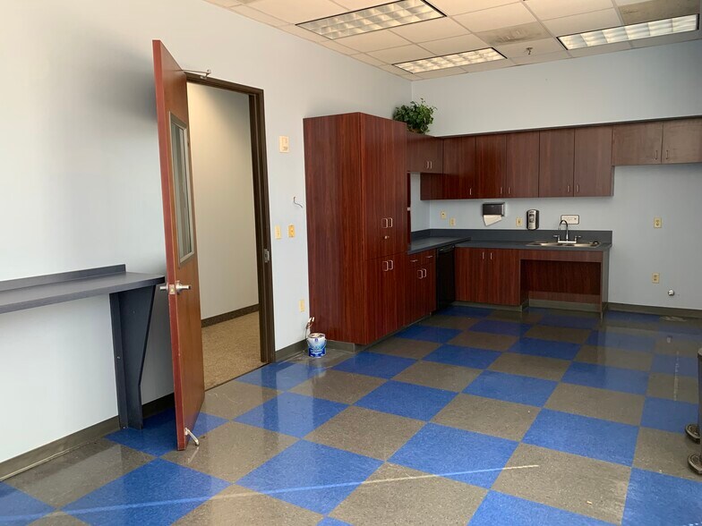 More Photos Of 1955 Lakeway Dr, Lewisville Showroom For Lease