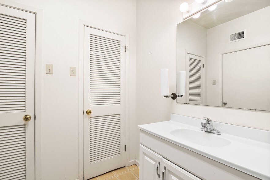 More Photos Of 702 Front St, Comfort Freestanding For Sale