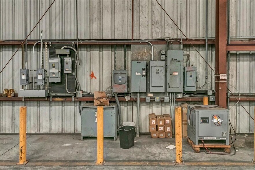More Photos Of 10551 47th St N, Clearwater Warehouse For Lease