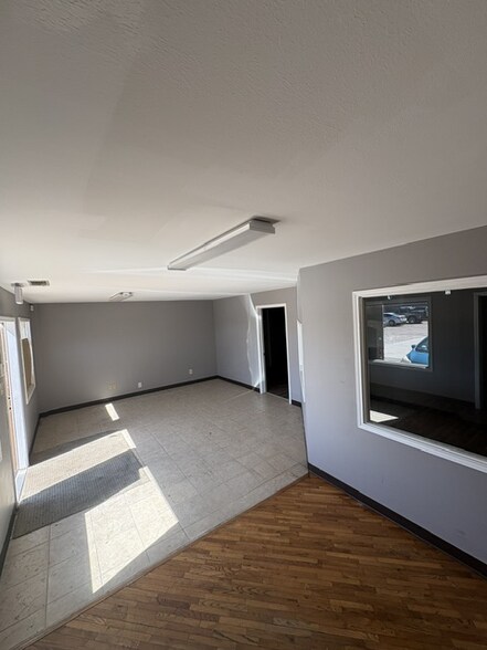 More Photos Of 1210 E 1st St, Humble Light Distribution For Lease