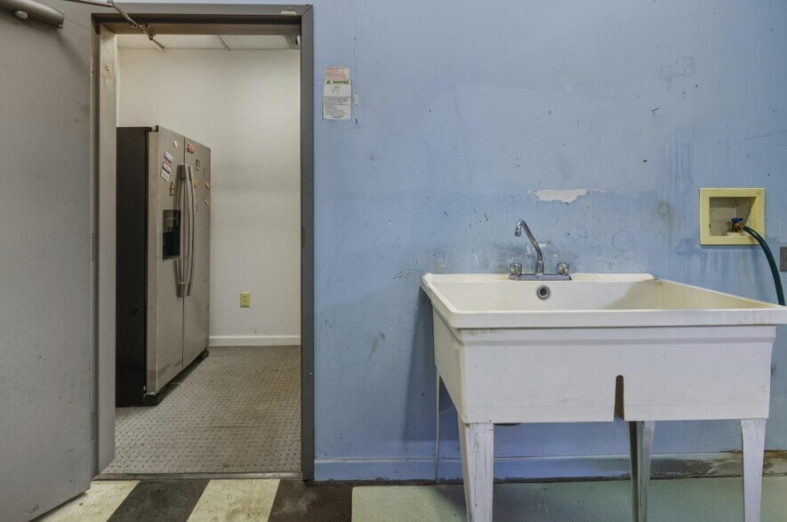 More Photos Of 1215 Greenville Ave, Staunton Freestanding For Lease