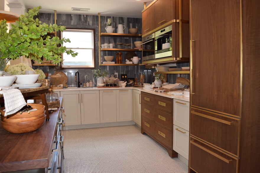 More Photos Of 1116 Canton St, Roswell Office For Sale