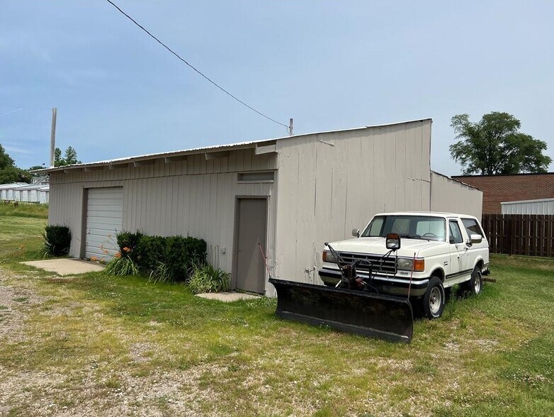 More Photos Of 1000-1004 1st Ave E, Newton Warehouse For Sale