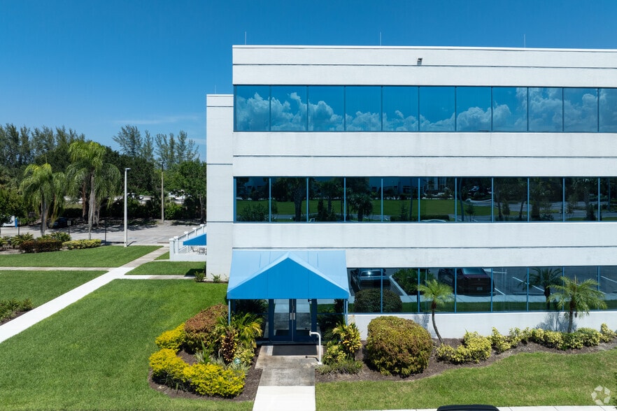 More Photos Of 360 Hiatt Dr, Palm Beach Gardens Office For Lease