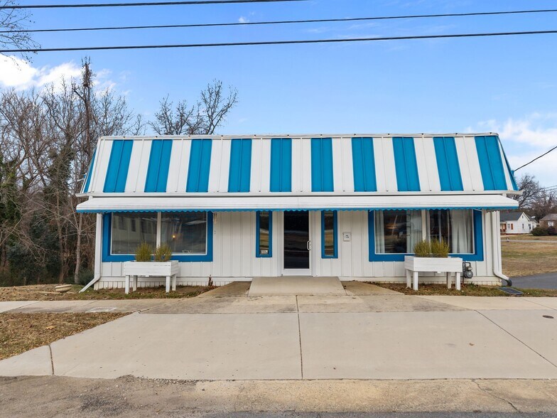 More Photos Of 1108 S Salisbury, Spencer Freestanding For Sale