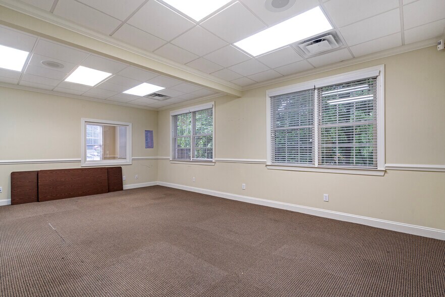 More Photos Of 1905 Woodstock Rd, Roswell Office For Sale