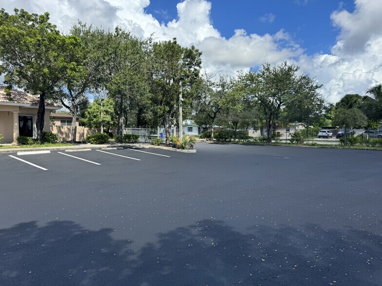 More Photos Of 4381 N Dixie Hwy, Deerfield Beach Freestanding For Lease