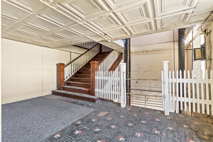 More Photos Of 207 E Elm St, Hillsboro Storefront Retail Residential For Sale