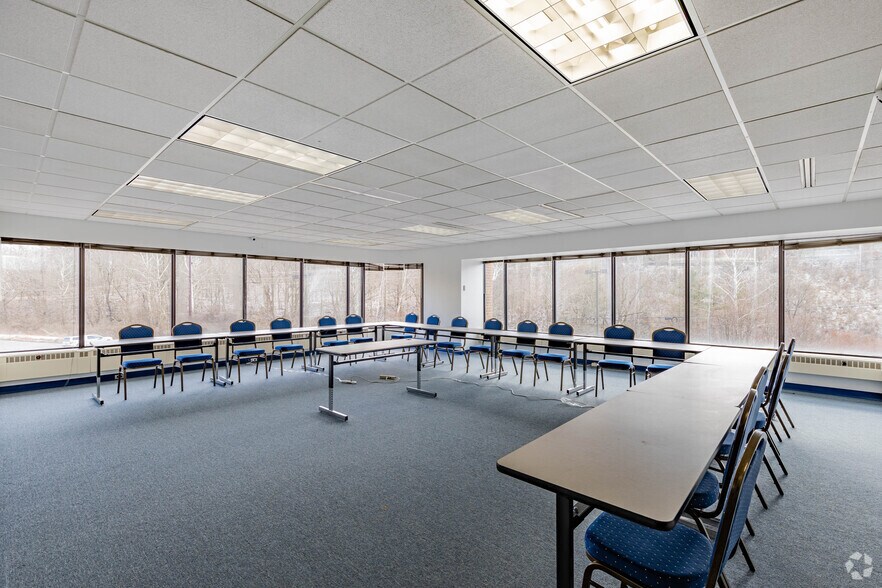 More Photos Of 2000 Cliff Mine Rd, Pittsburgh Office For Lease