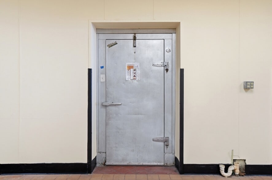 More Photos Of 1610 Germantown Rd, Middletown Restaurant For Sale