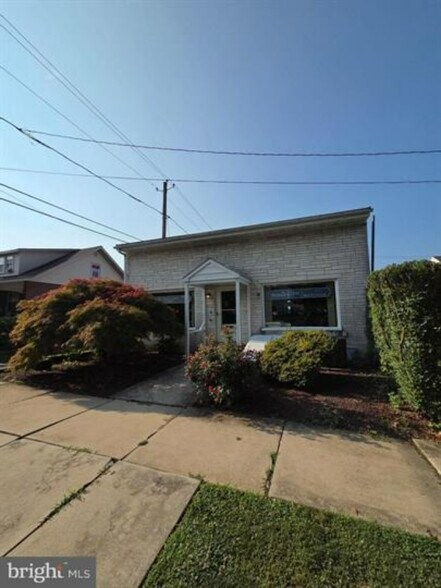 More Photos Of 2132 Noble St, West Lawn Flex For Lease