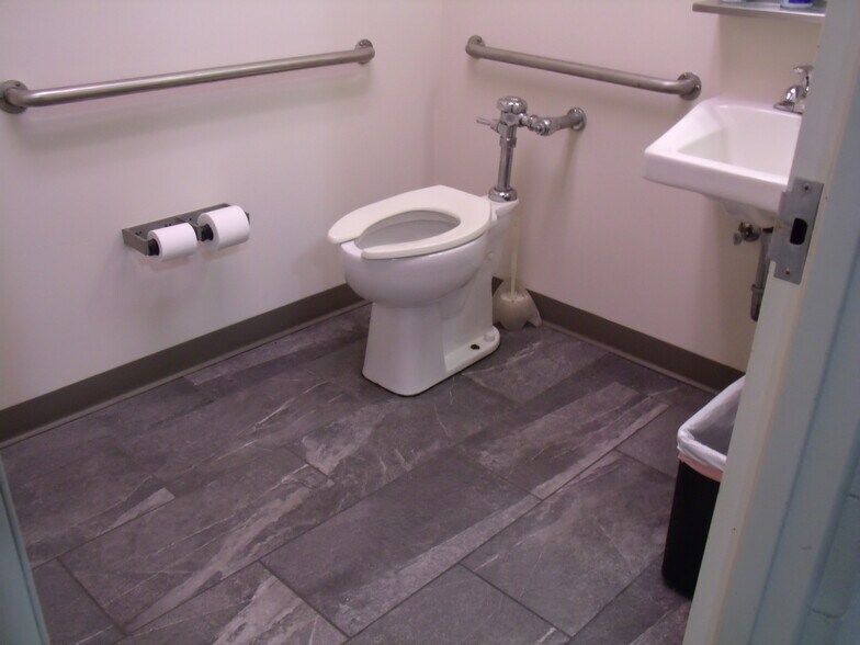 More Photos Of 411 Holmes St, Frankfort Light Distribution For Sale